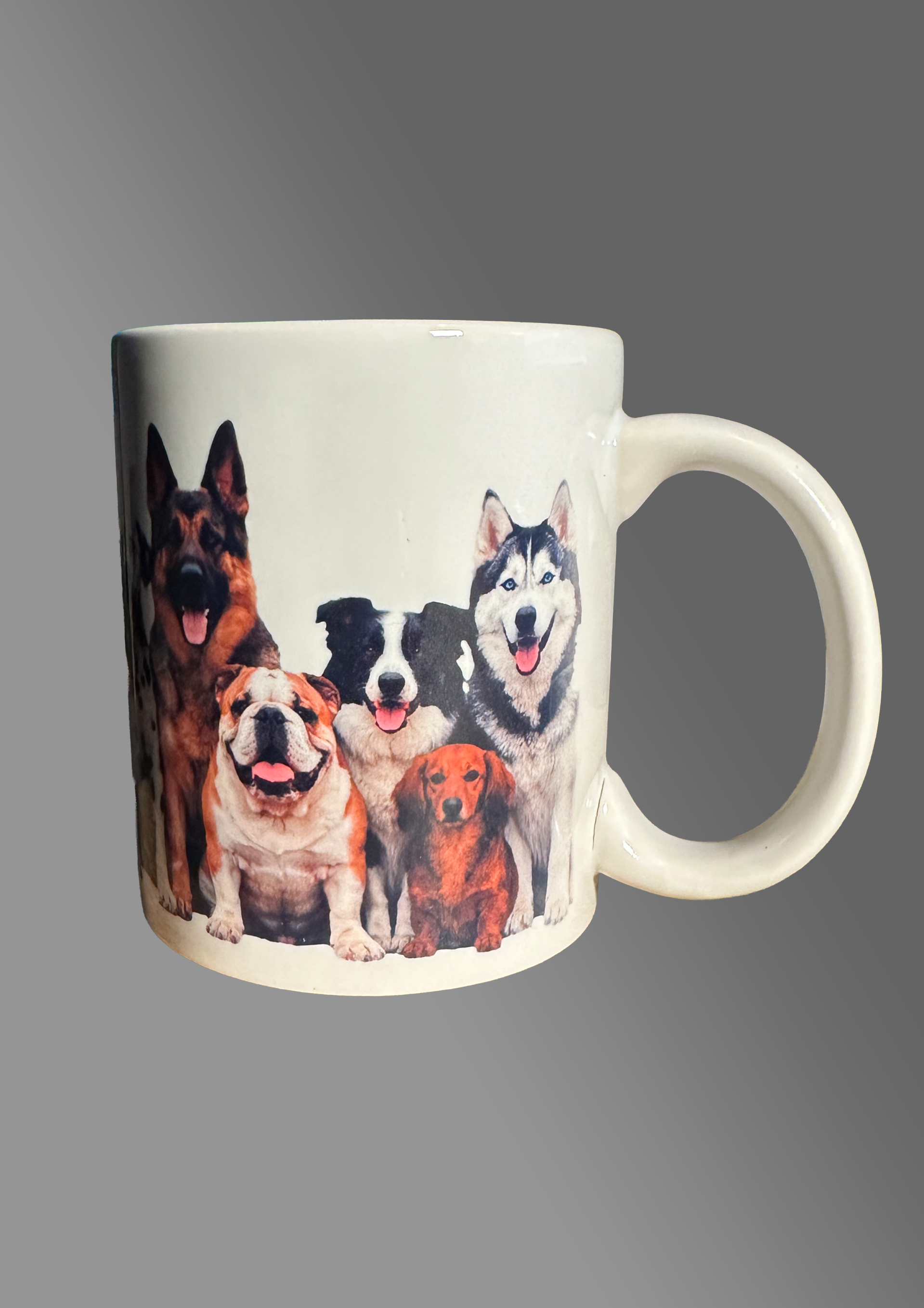 Thee of koffiemok poserende honden