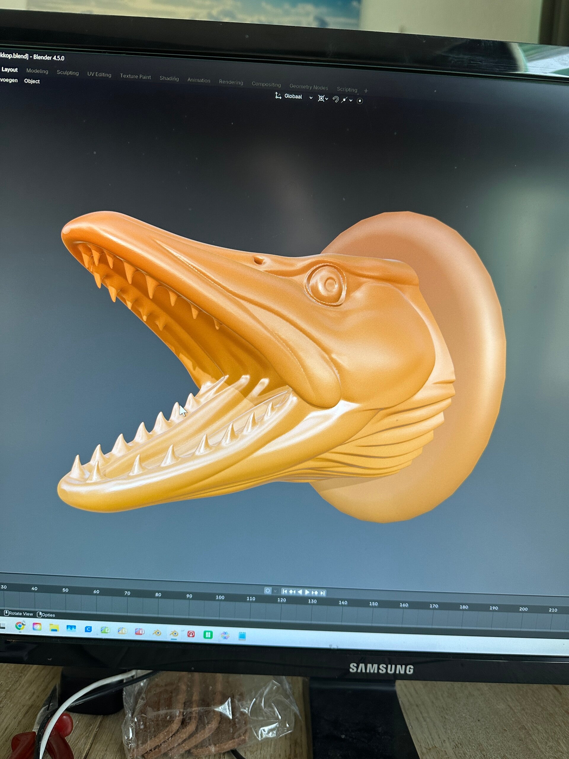 Snoek kop voor aan de mur