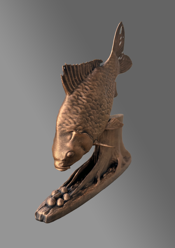 De SchubKarper op een boomstronk