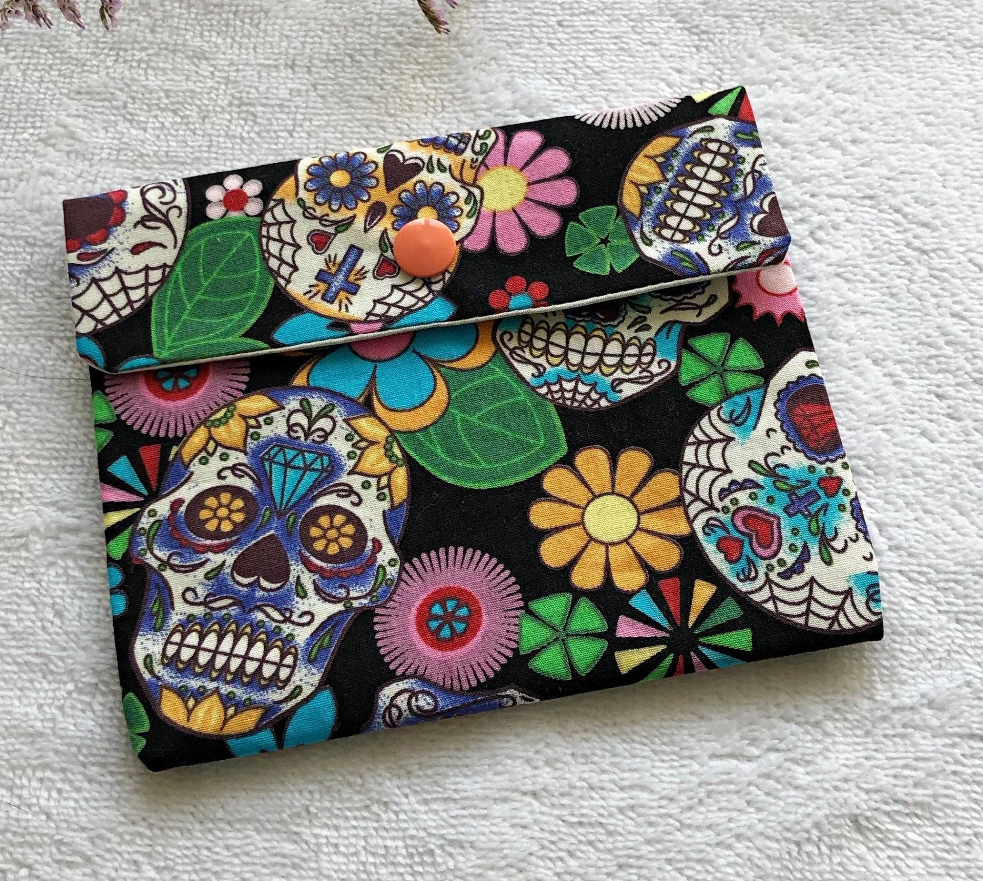 Pochette en tissu pour lingettes démaquillantes, pochette motif têtes de mort colorées, pochette Día de los Muertos