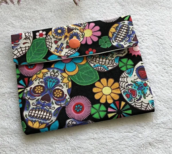 Pochette en tissu pour lingettes démaquillantes, pochette motif têtes de mort colorées, pochette Día de los Muertos