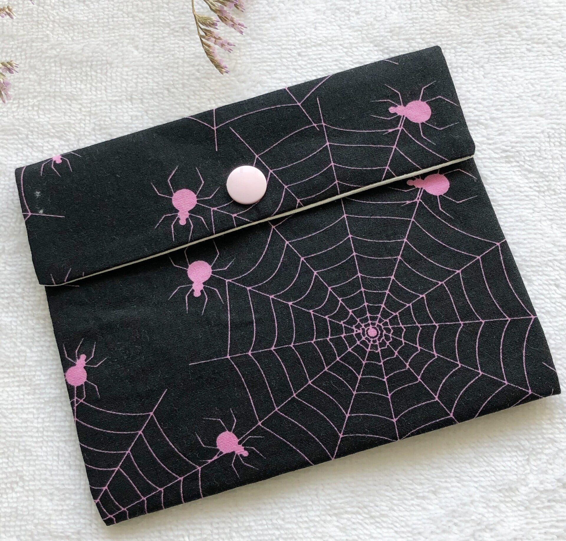 Pochette en tissu pour lingettes démaquillantes, pochette motif toile d’araignée rose, pochette zéro déchet