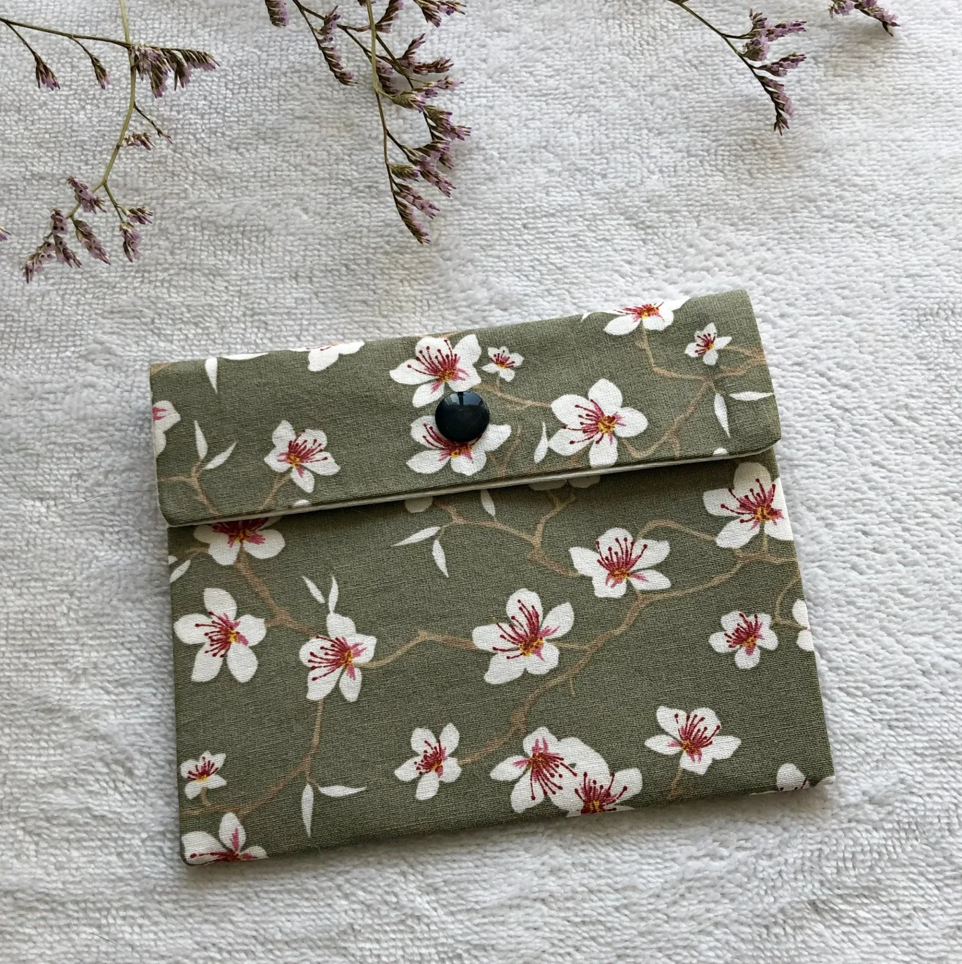 Pochette en coton zéro déchet, pochette motif fleurs de cerisier, pochette verte  et rose