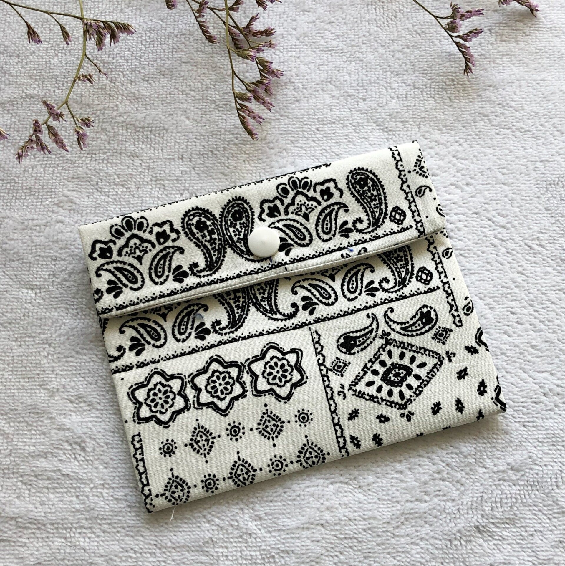 Pochette en coton pour lingettes démaquillantes, pochette motif bandana noir & blanc