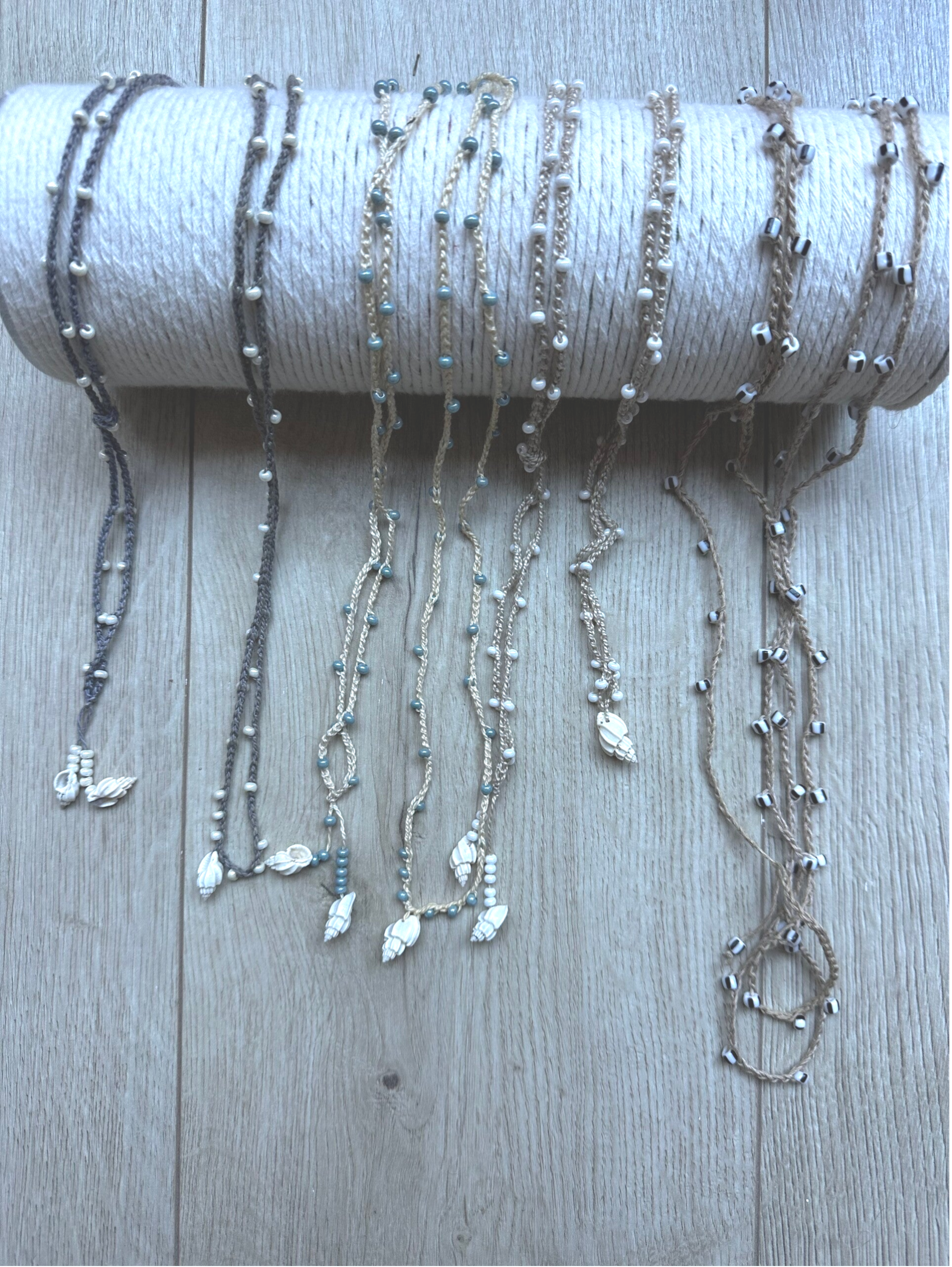Collier au crochet avec perles de rocailles et coquillage,  Bijou artisanal bohème