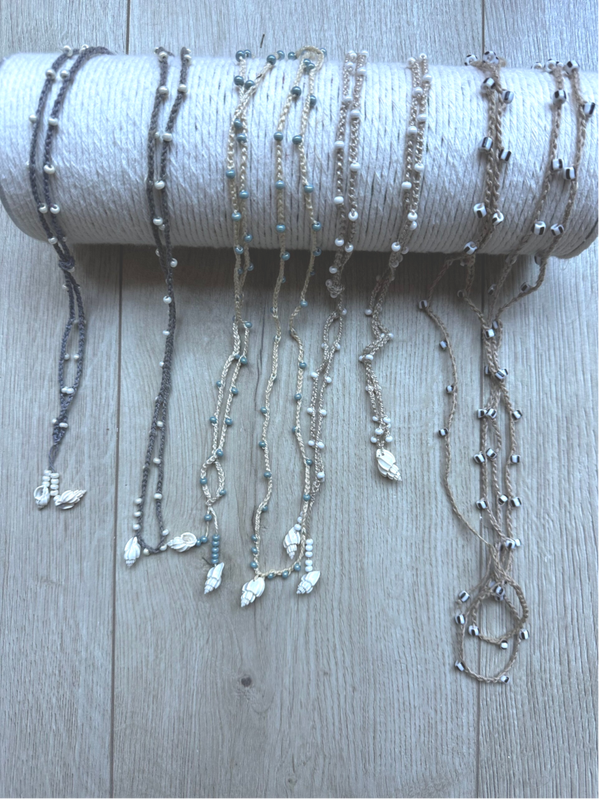 Collier au crochet avec perles de rocailles et coquillage,  Bijou artisanal bohème