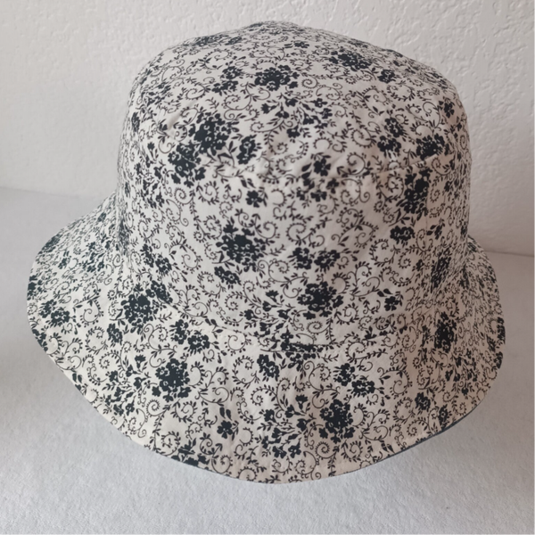 Bob réversible fleuri noir