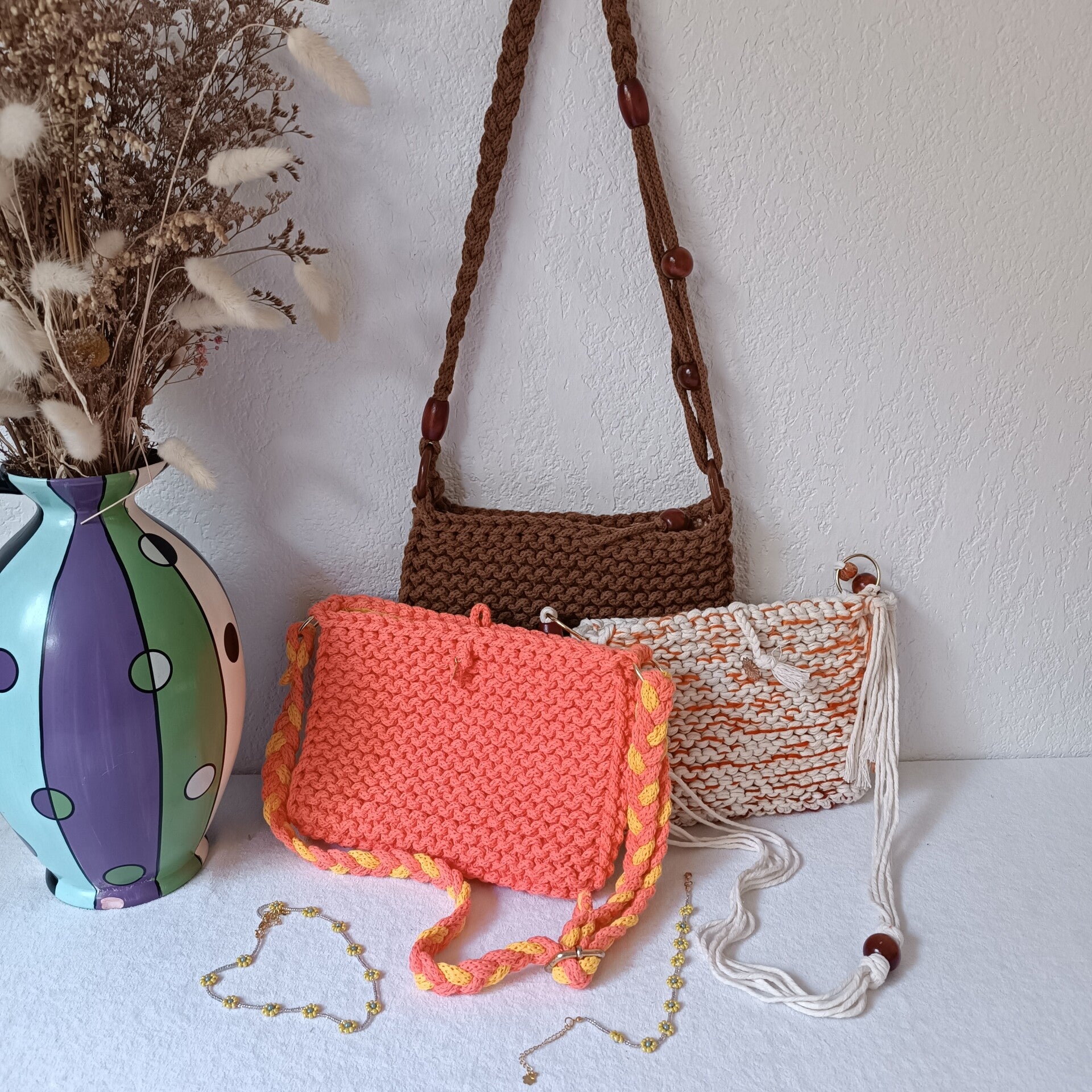 Sac bandoulière bohème tricoté, sac artisanal avec anses et perles de bois