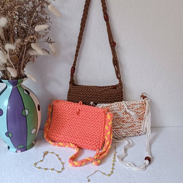 Sac bandoulière bohème tricoté, sac artisanal avec anses et perles de bois