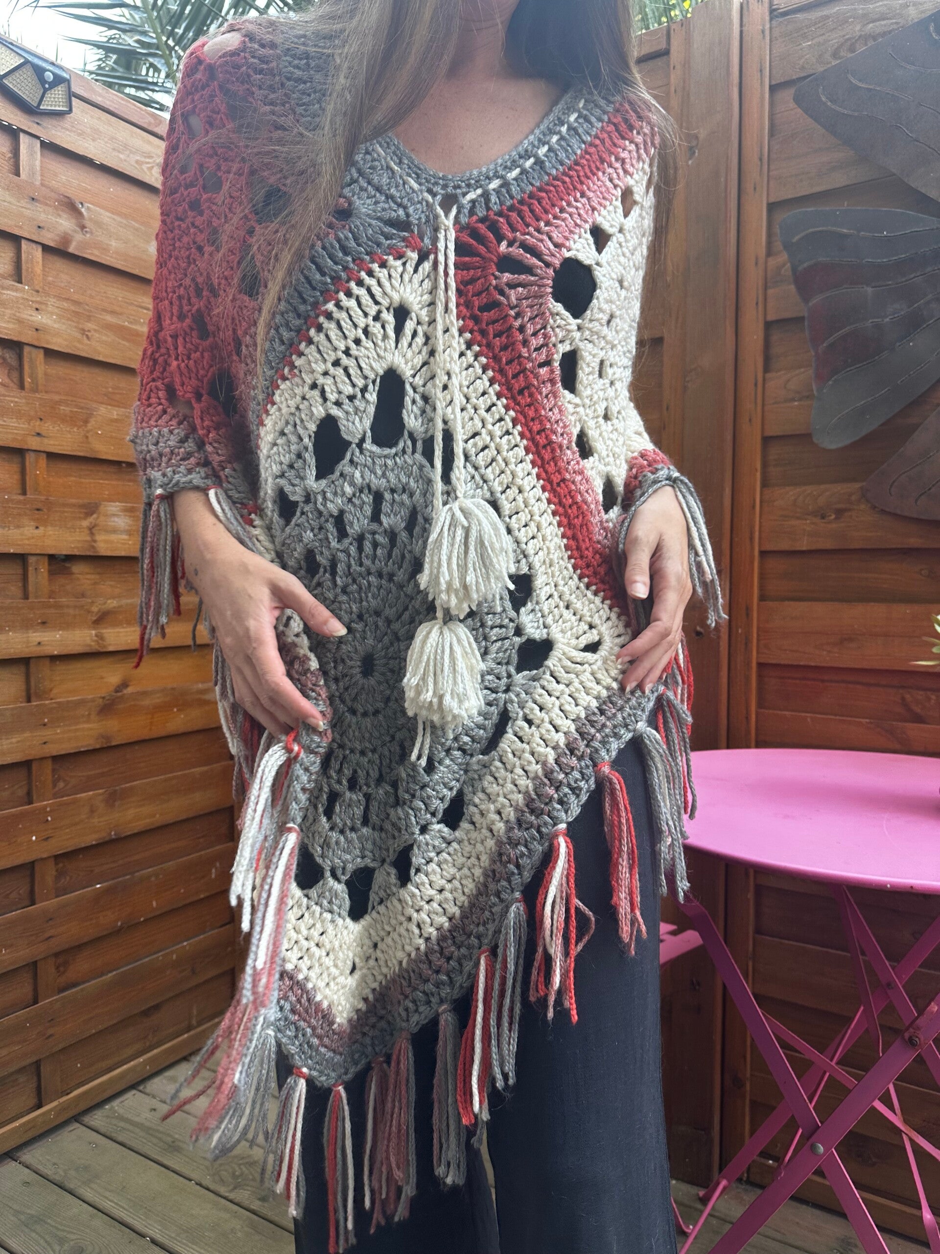 Poncho style bohème chic, pièce unique et artisanale, poncho rouge profond, gris, beige crème