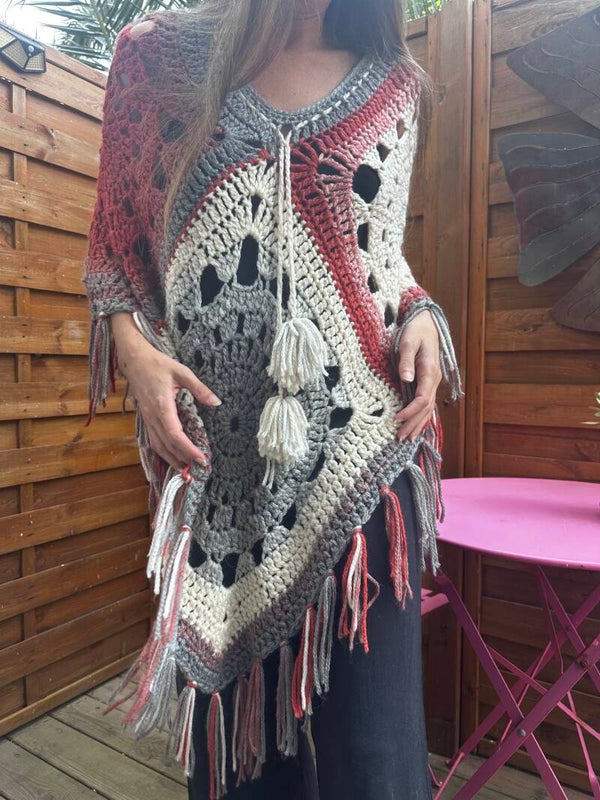 Poncho style bohème chic, pièce unique et artisanale, poncho rouge profond, gris, beige crème