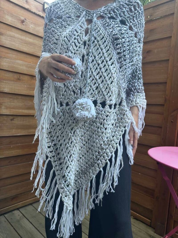 Poncho au crochet fait main, pièce unique et artisanale, poncho blanc beige gris argenté