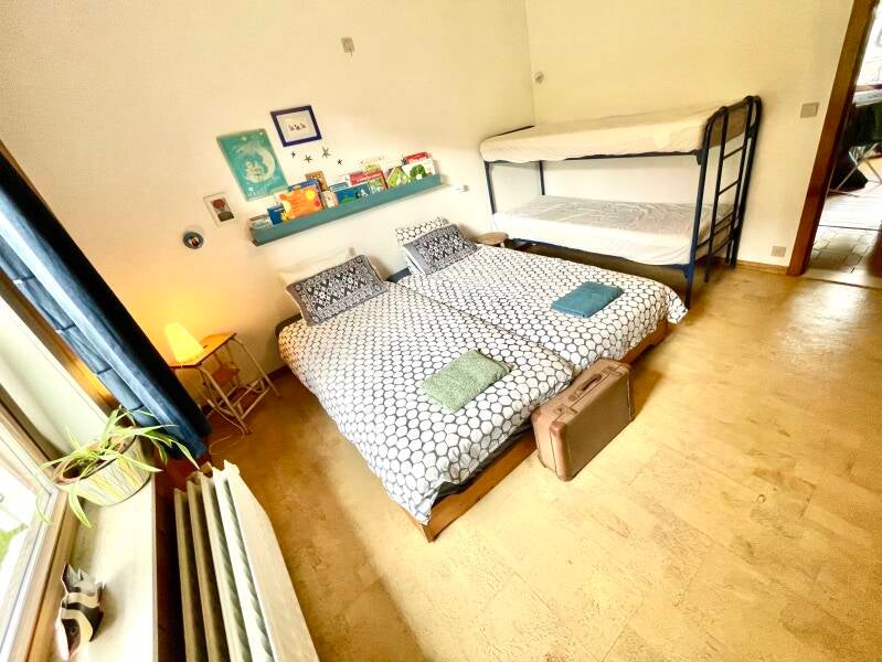 kamer met stapelbed en eenpersoonsbedden