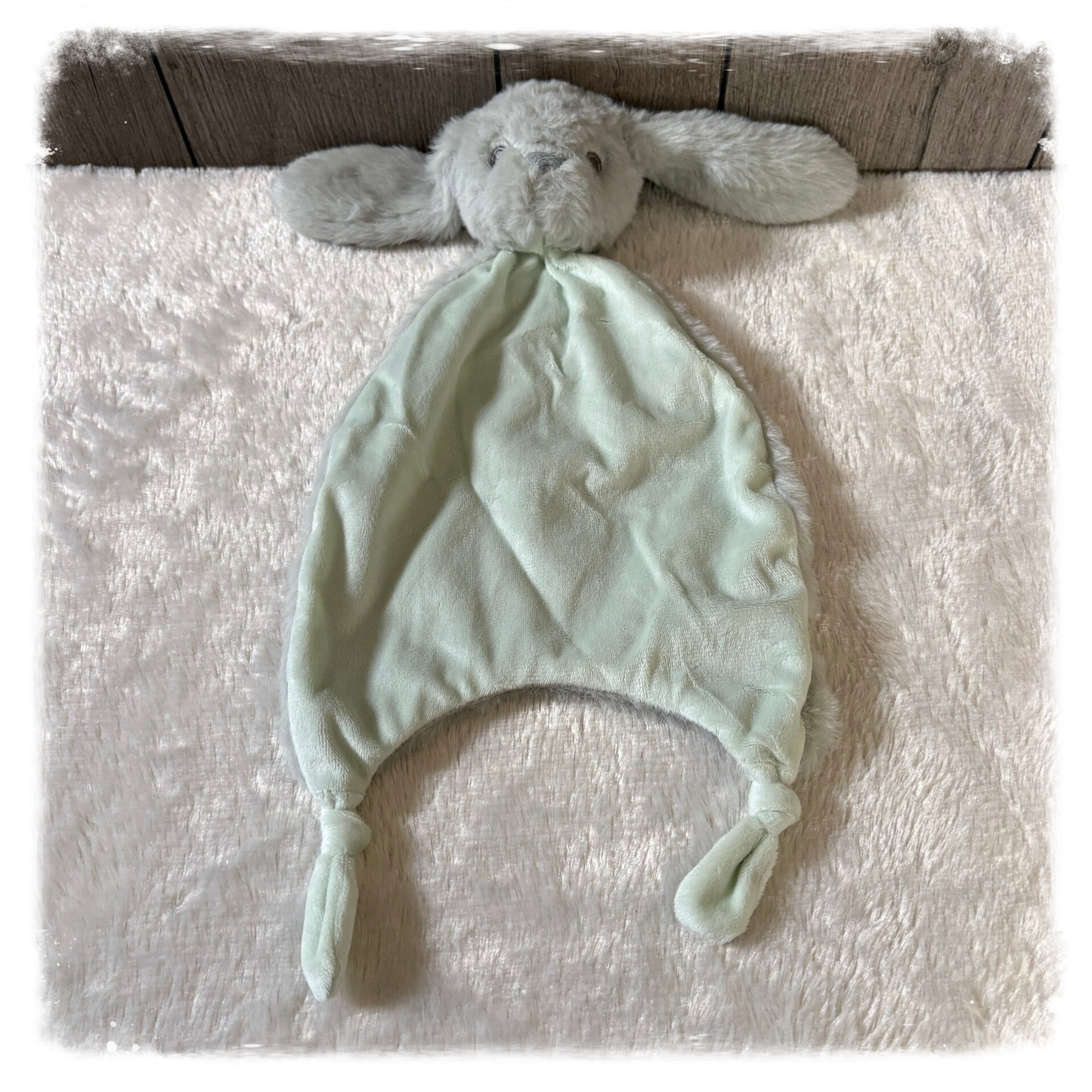 Knuffeldoekje konijn groen 38cm