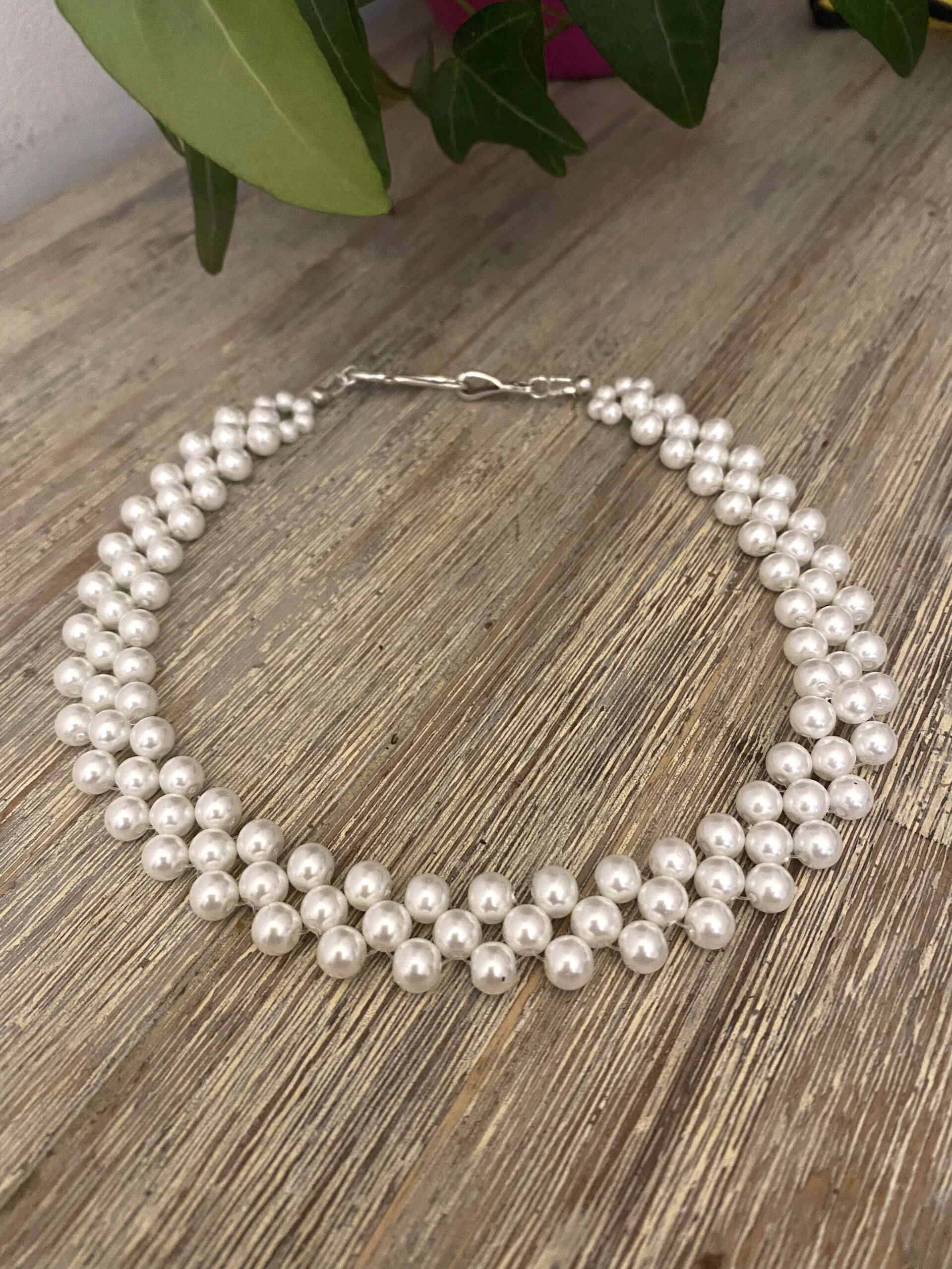 Glass pearls choker