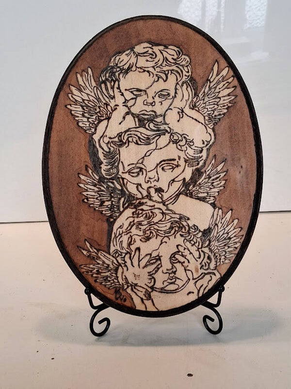 „Drei Engel – Handgebrannte Kunst auf ovaler Holzplatte“