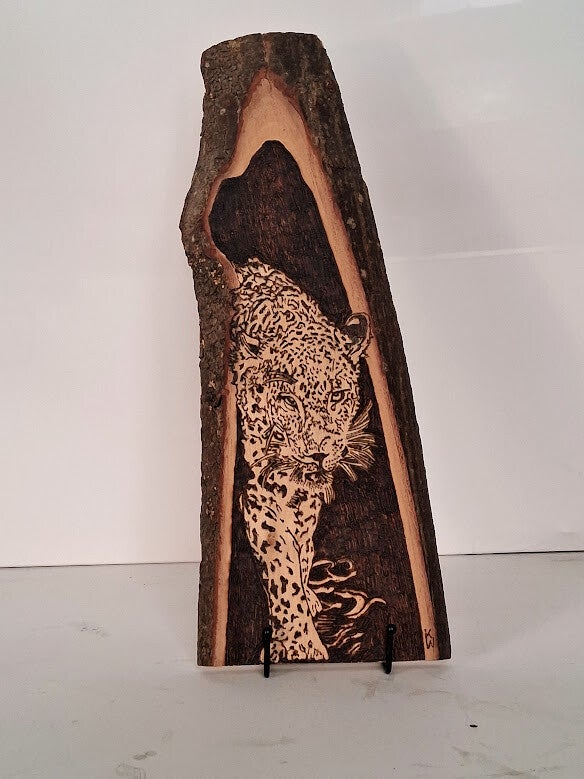 „Leopard im Schatten – Brandmalerei auf Naturholz mit Rinde“