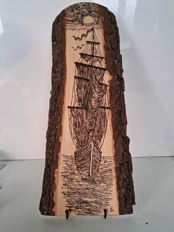 „Segelschiff – Brandmalerei auf Naturholz mit Rinde“