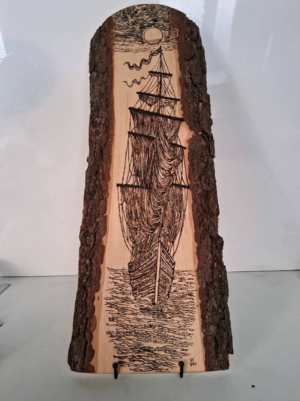 „Segelschiff – Brandmalerei auf Naturholz mit Rinde“