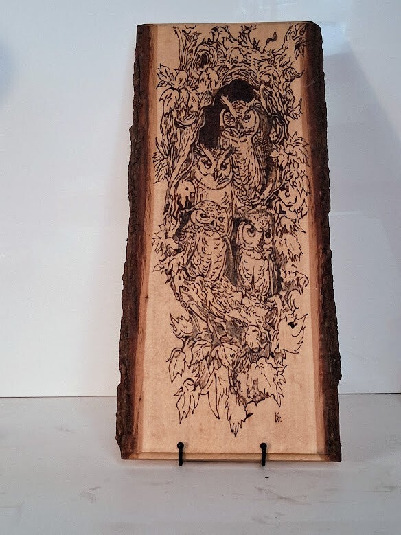 "Wald-Eulenfamilie -  Handgebrannte Kunst auf Naturholz“
