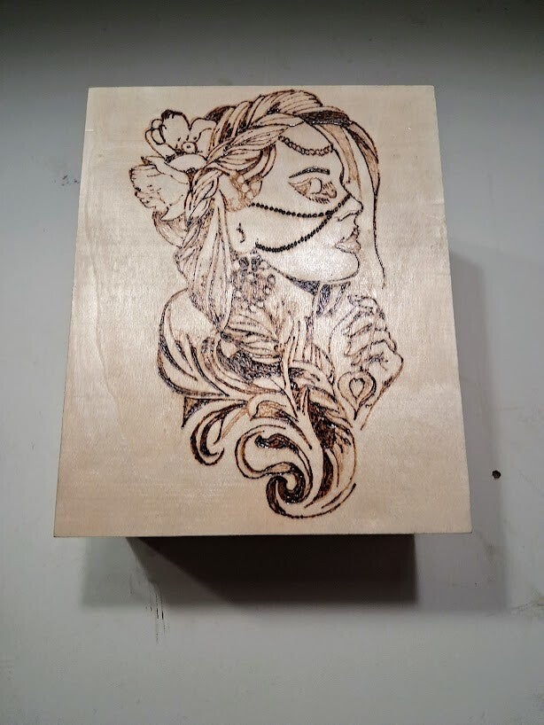 Holzschatulle mit kunstvoller Brandmalerei