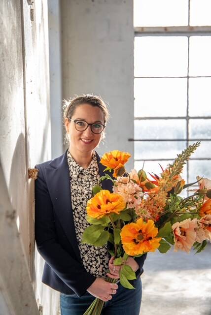 Eigenaresse Maison Bloem met een kleurrijk zijden boeket