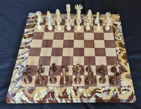 plateaux d'échecs / Echiquier en toile peinte et bois.
