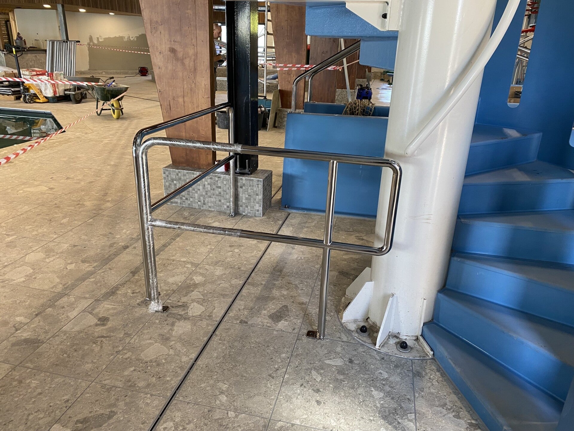 rvs-hekwerk-hoogglans-gepolijst-in-zwembad-friesland-standard.jpg