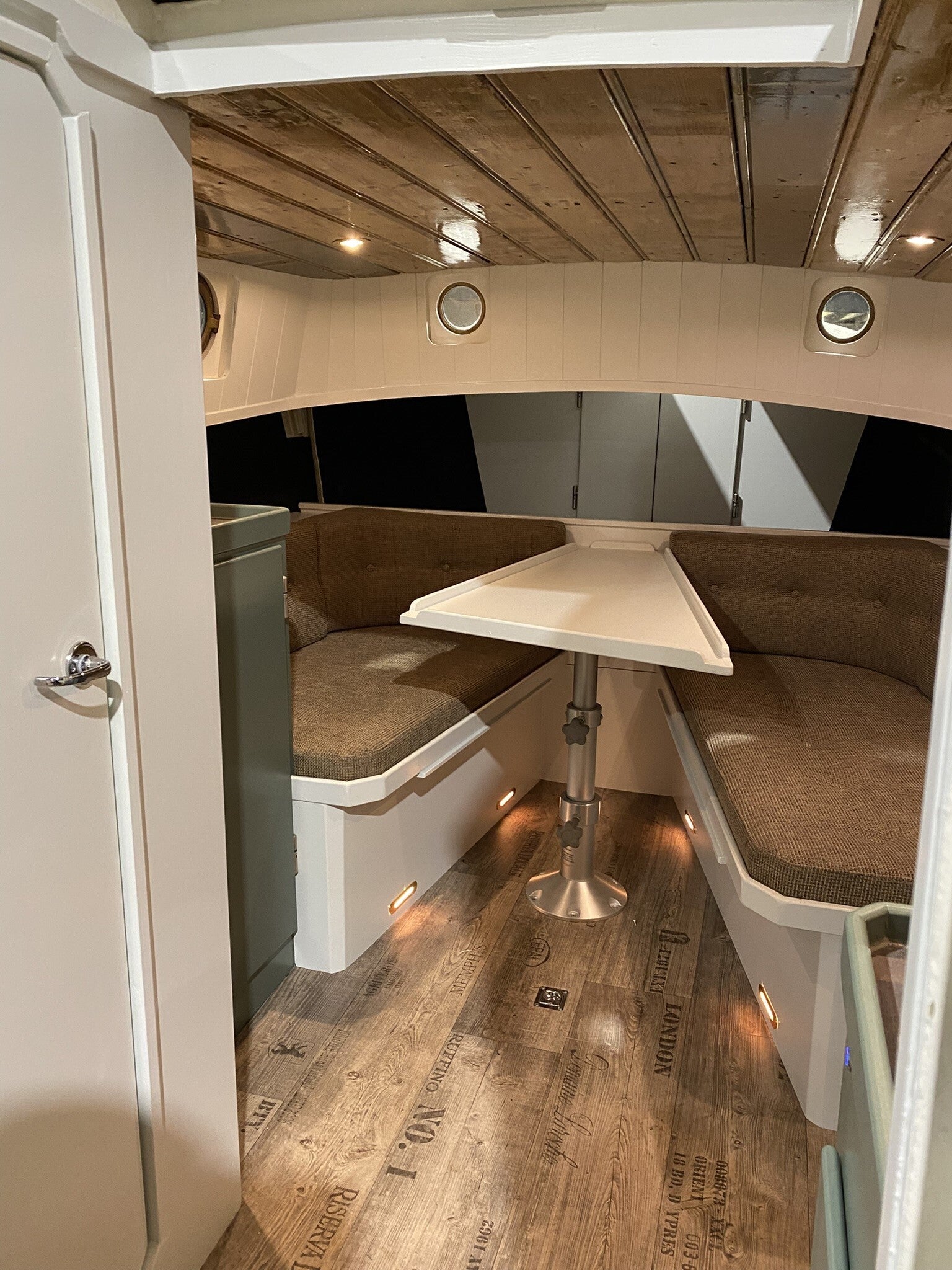 sloep-interieur-betimmering-scheeps-refit-friesland-ijzendoorn-koudum-standard-6tt79k.jpg