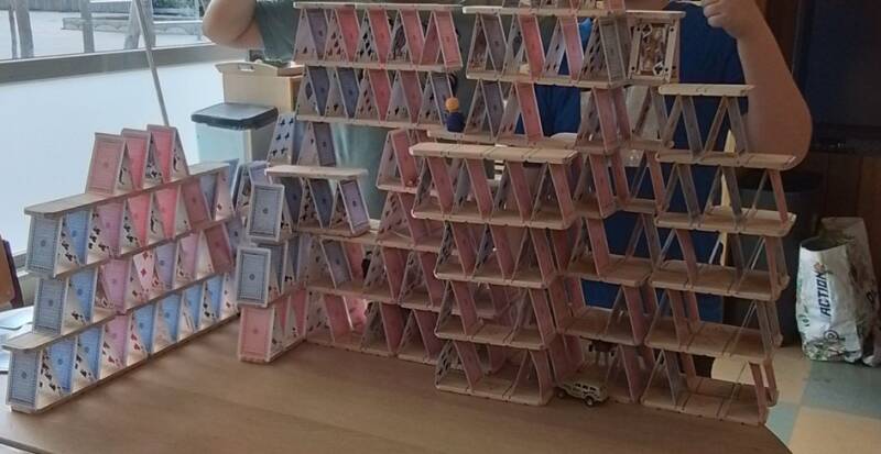 Een groot bouwwerk van CABU-plankjes en speelkaarten bij Kinderopvang Little People