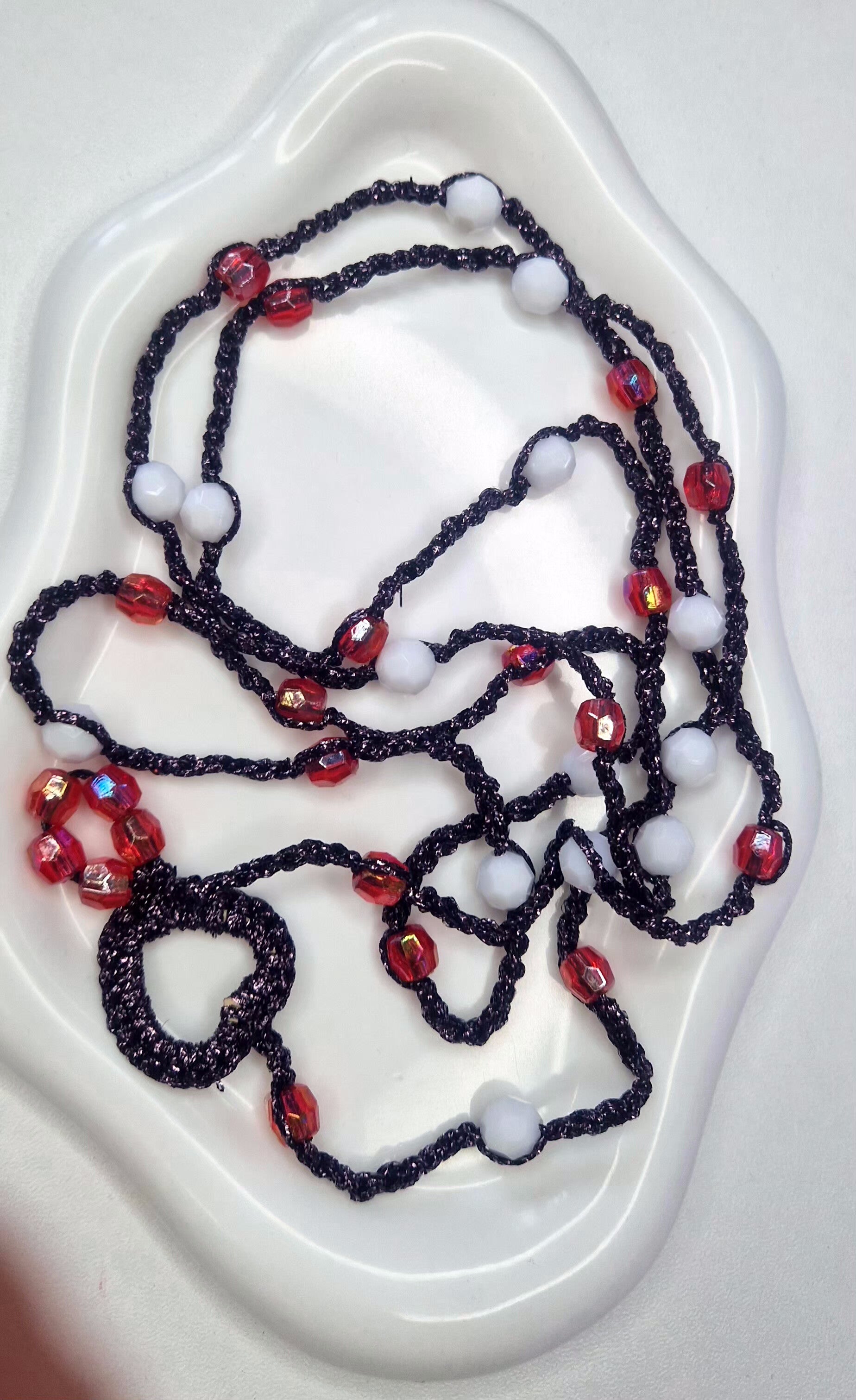 Long Black Shimmer Thread Necklace with Red & White Pearls – Versatile Design (Lange vielseitige Halskette mit roten und weißen Perlen)