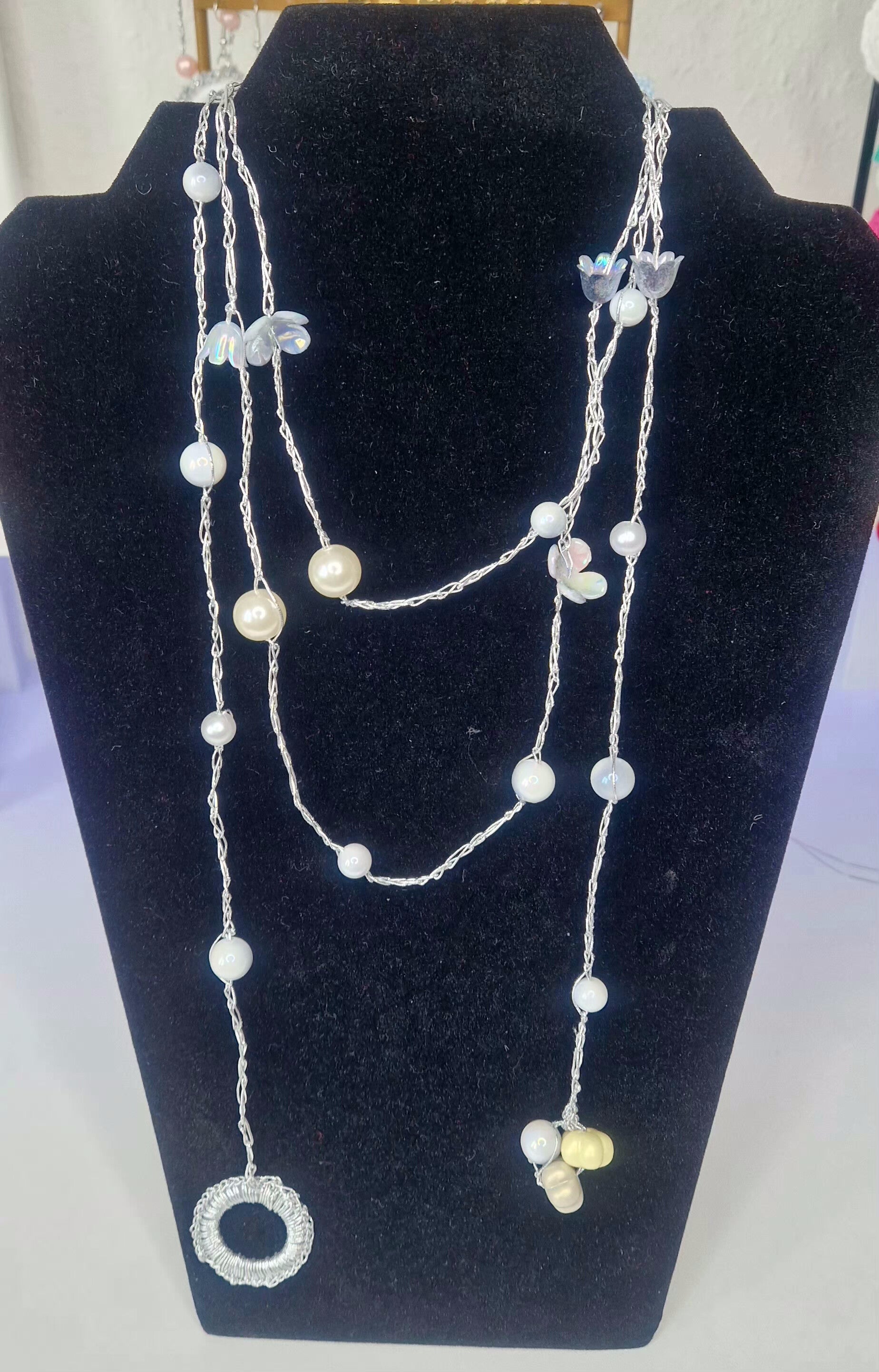 Silver Bloom Statement Necklace     Silberne Blüten Statement-Halskette