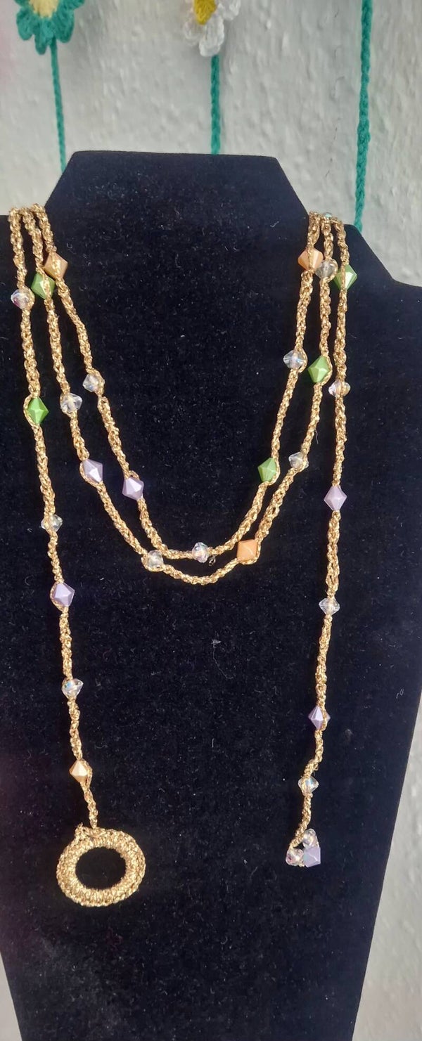 Solea – Long Gold Crochet Necklace with Salmon Pearls & Convertible Design.   Lange Statement-Kette in Gold mit Pastellperlen – Flieder, Salbeigrün & Beige