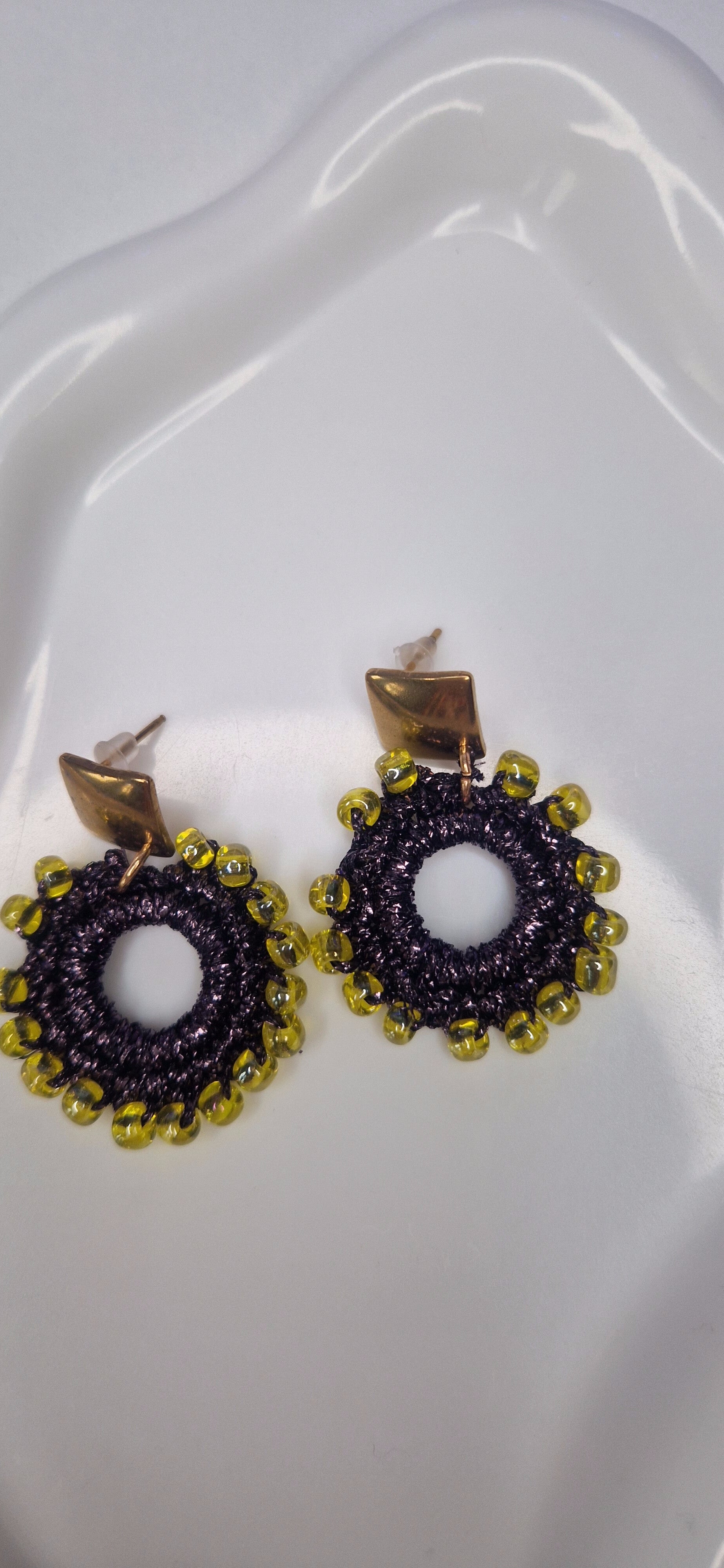 Black Thread Hoop Earrings with Yellow Beads – Gold Rhombus Screw Clasp, Hypoallergenic Stainless Steel    Creolen mit schwarzer Fadenwicklung und gelben Perlen – Goldener Rhombus-Schraubverschluss aus hypoallergenem Edelstahl