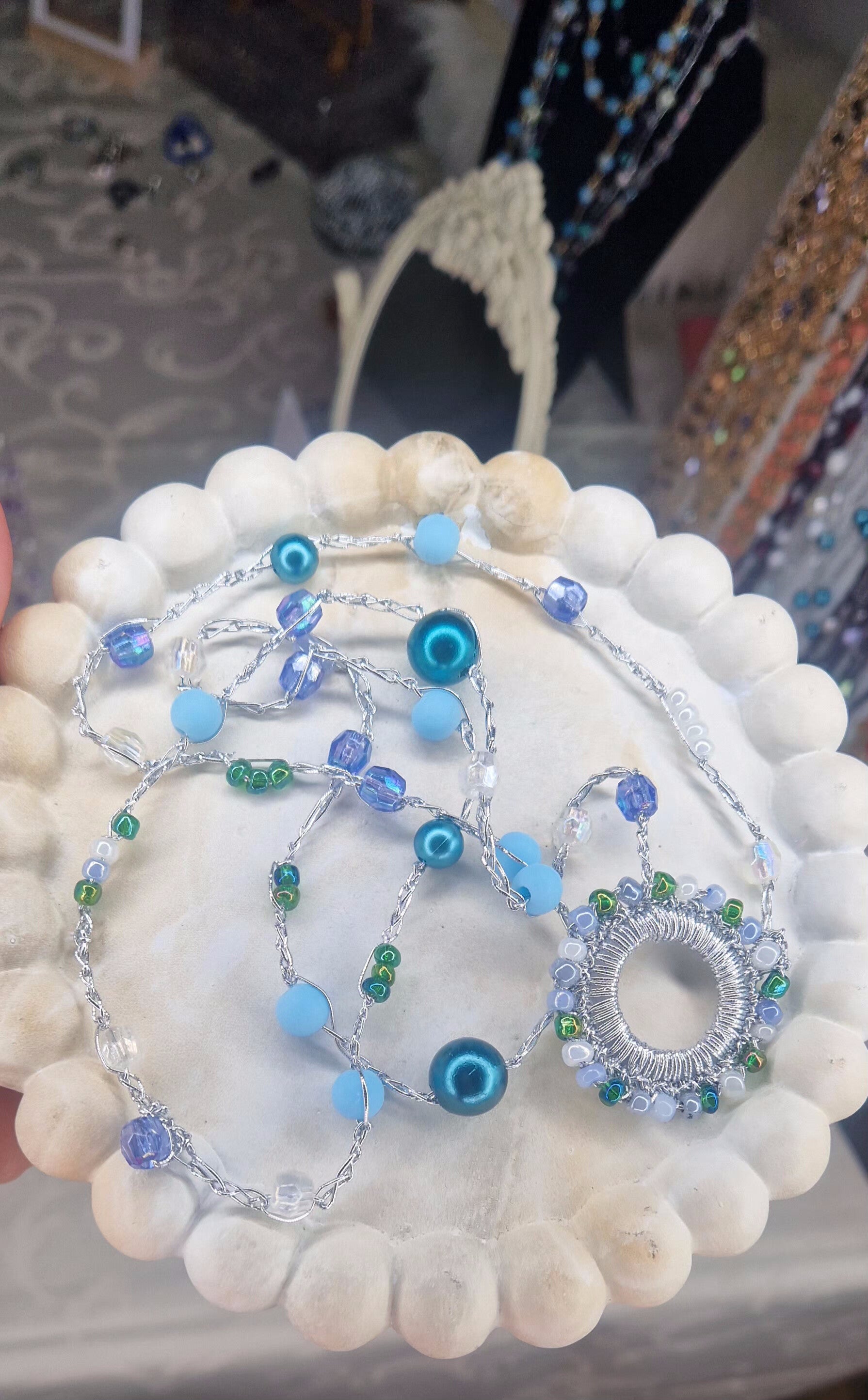 Silver Jewelry Set with Blue & Grey Crystal Necklace and Matching EarringSilbernes Schmuckset mit Halskette und Ohrringen in Blau- und Grautönens