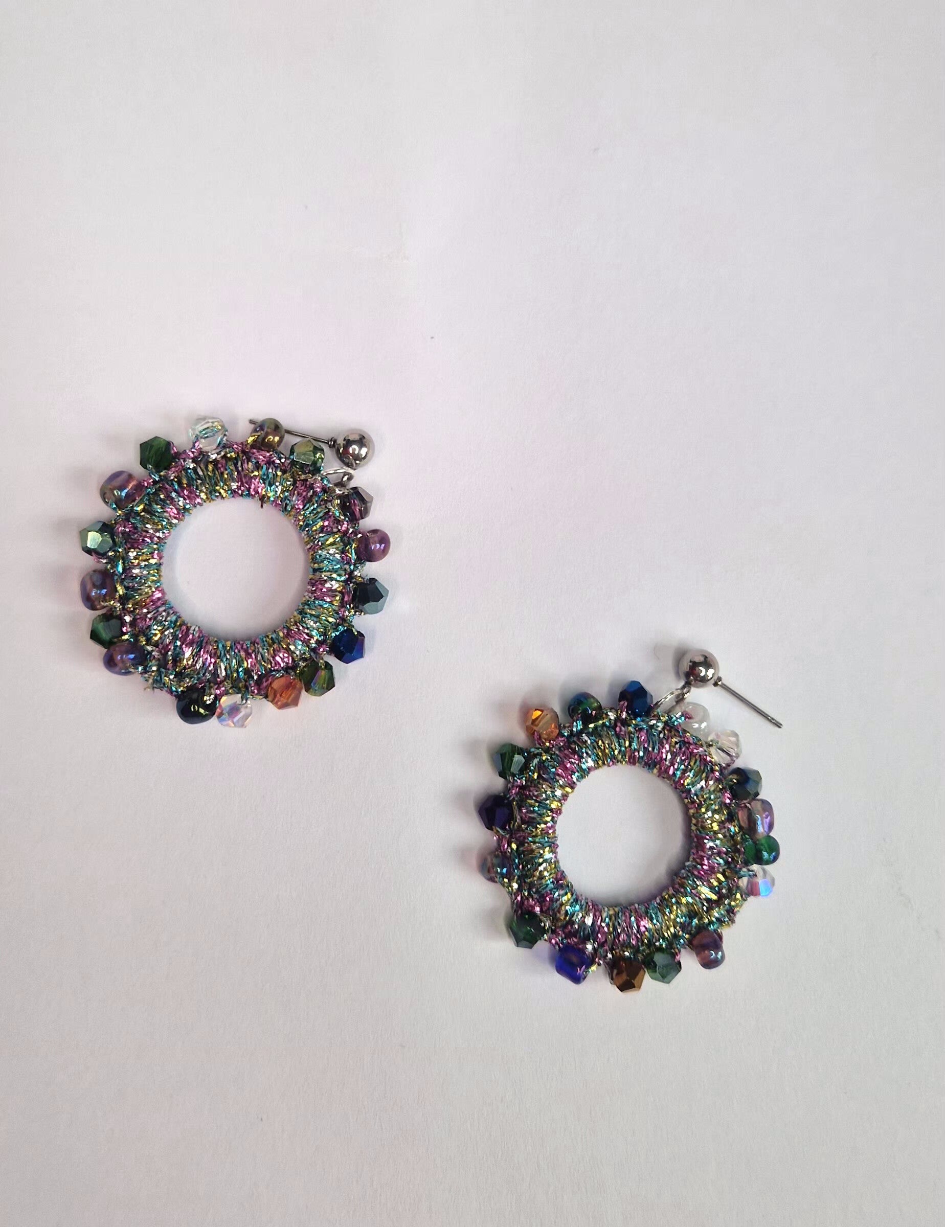 Aurora Regenbogen-Ohrringe – Bunte Handgemachte Statement-Stecker  Aurora Rainbow Hoop Earrings – Colorful Handmade Statement Studs