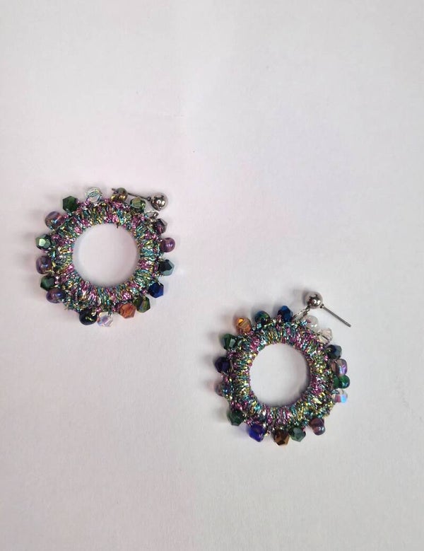 Aurora Regenbogen-Ohrringe – Bunte Handgemachte Statement-Stecker  Aurora Rainbow Hoop Earrings – Colorful Handmade Statement Studs