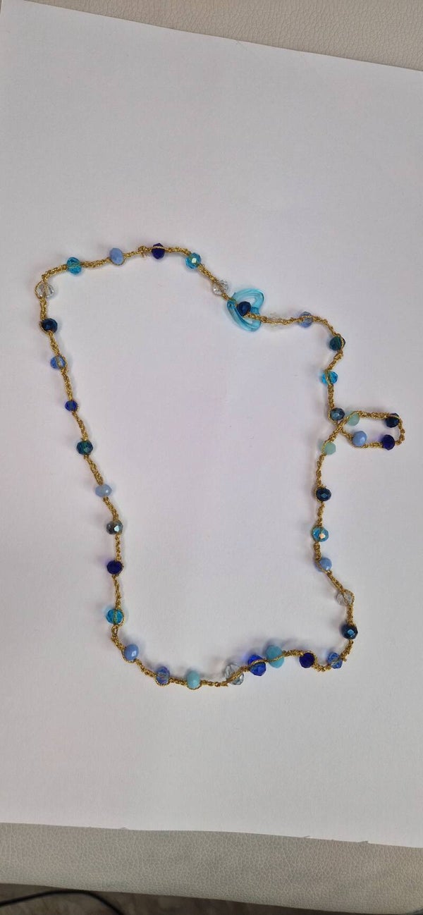 Golden Necklace with Blue Heart Pendant and Crystal Accents      Goldene Halskette mit blauem Herzanhänger und Kristallakzenten