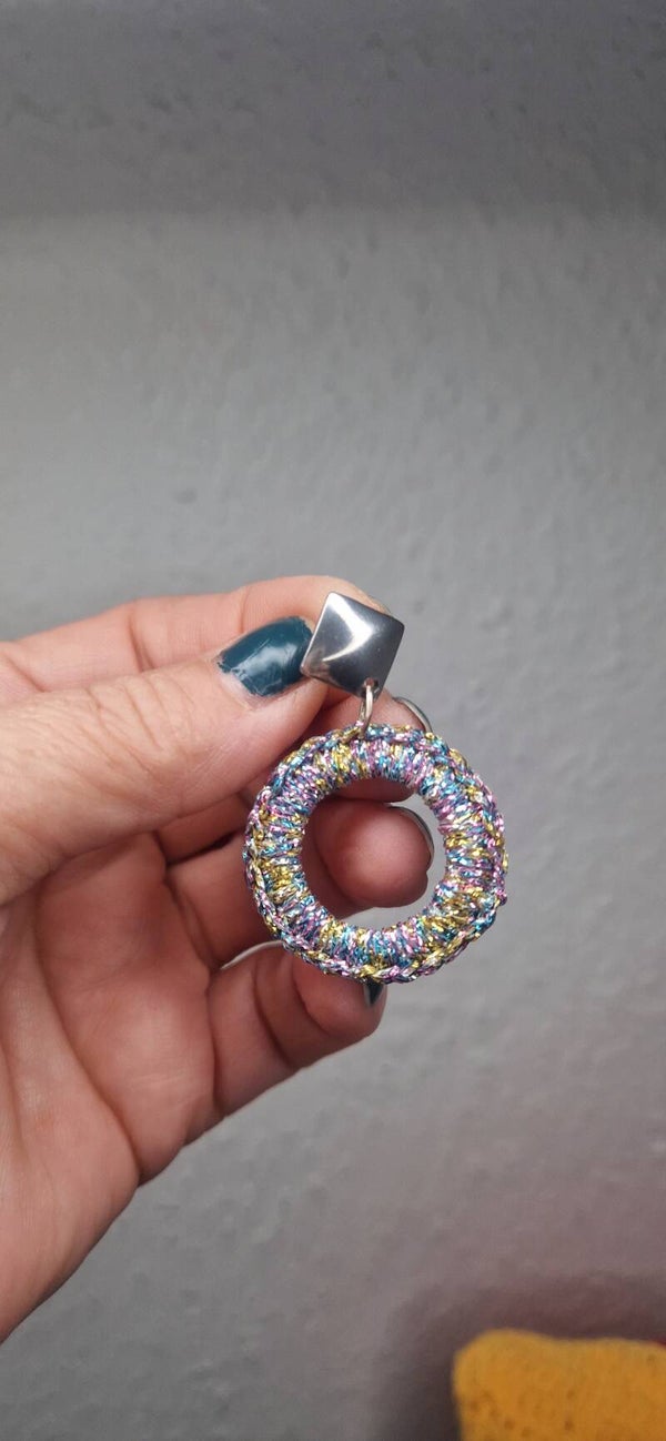 Handgehäkelte Statement-Ohrringe „Regenbogenzauber“ – Funkelnde Farben & Edelstahl.     Handmade Crochet Statement Earrings "Rainbow Enchantment" – Sparkling Colors & Stainless Steel