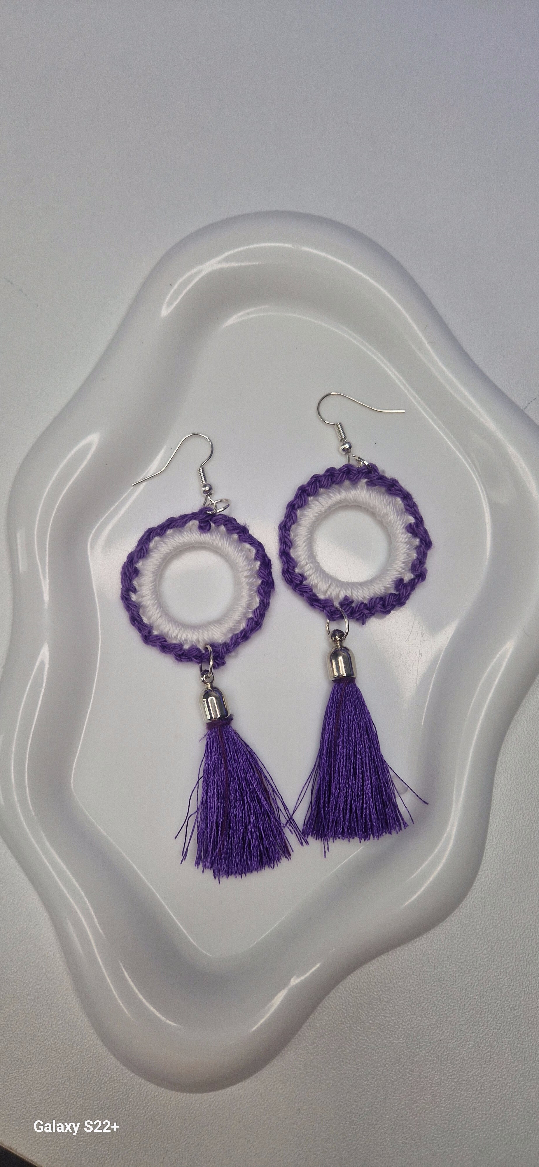Lavendelzauber – Weiße Creolen mit violetteLavender Charm – White Hoop Earrings with Purple Tasselm Quastenanhänger.