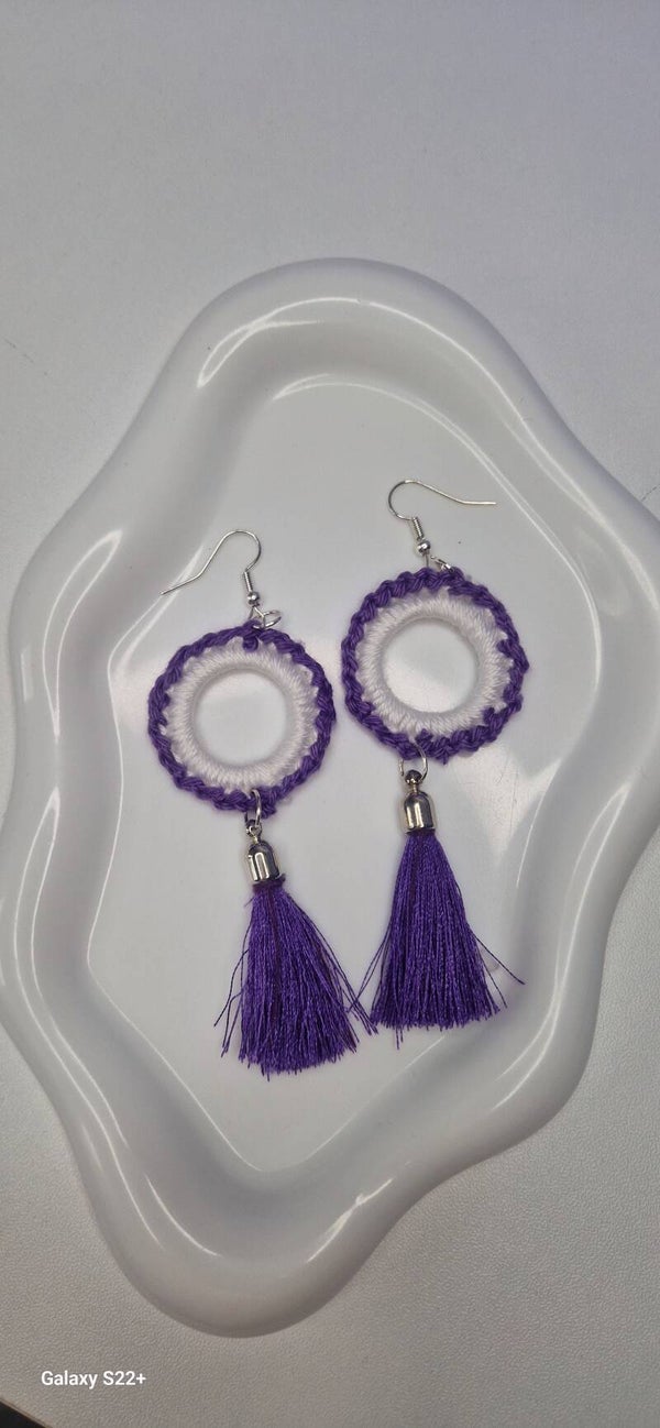 Lavendelzauber – Weiße Creolen mit violetteLavender Charm – White Hoop Earrings with Purple Tasselm Quastenanhänger.