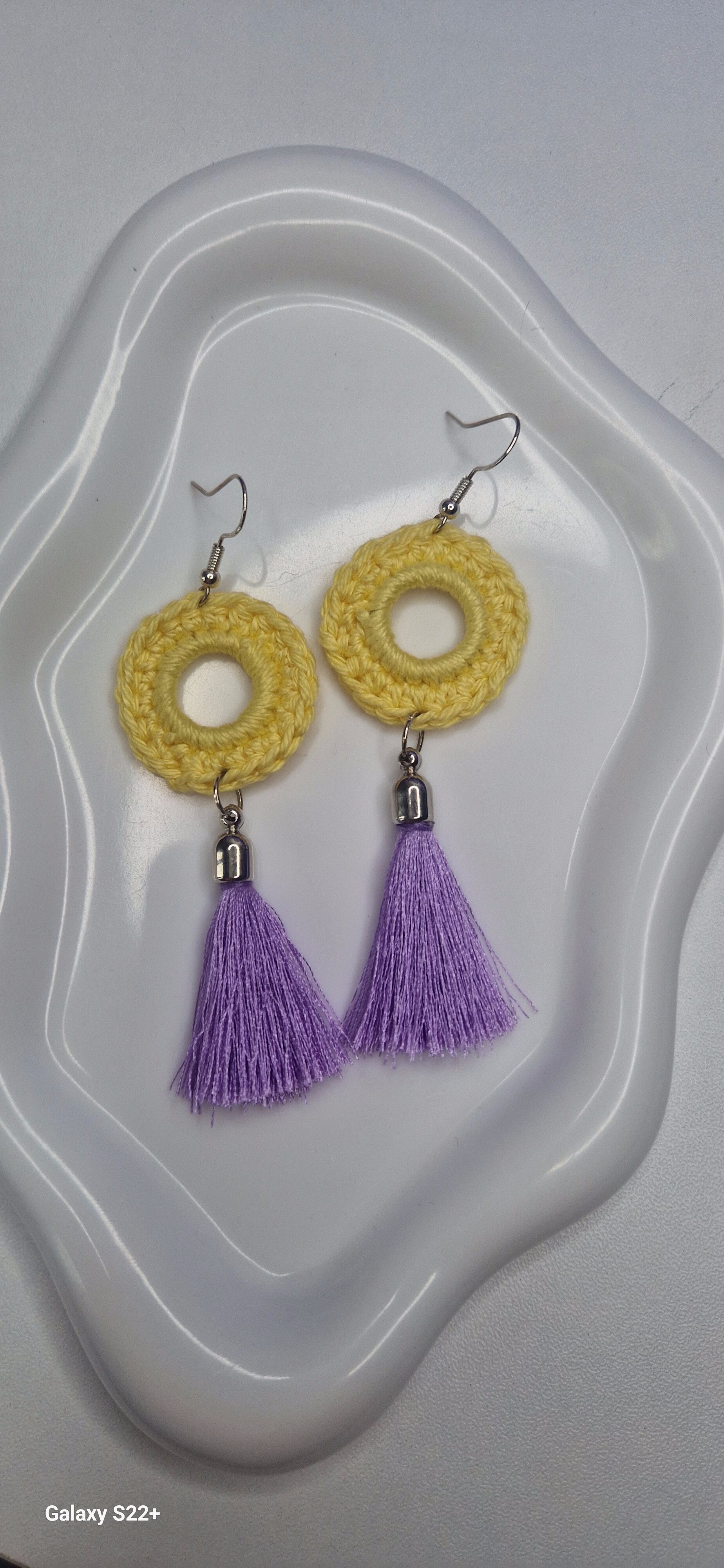 Sommerliche gelbe Creolen mit violetten Quasten – handgemachte Ohrringe.    Summer Yellow Hoop Earrings with Purple Tassels – Handmade Earrings