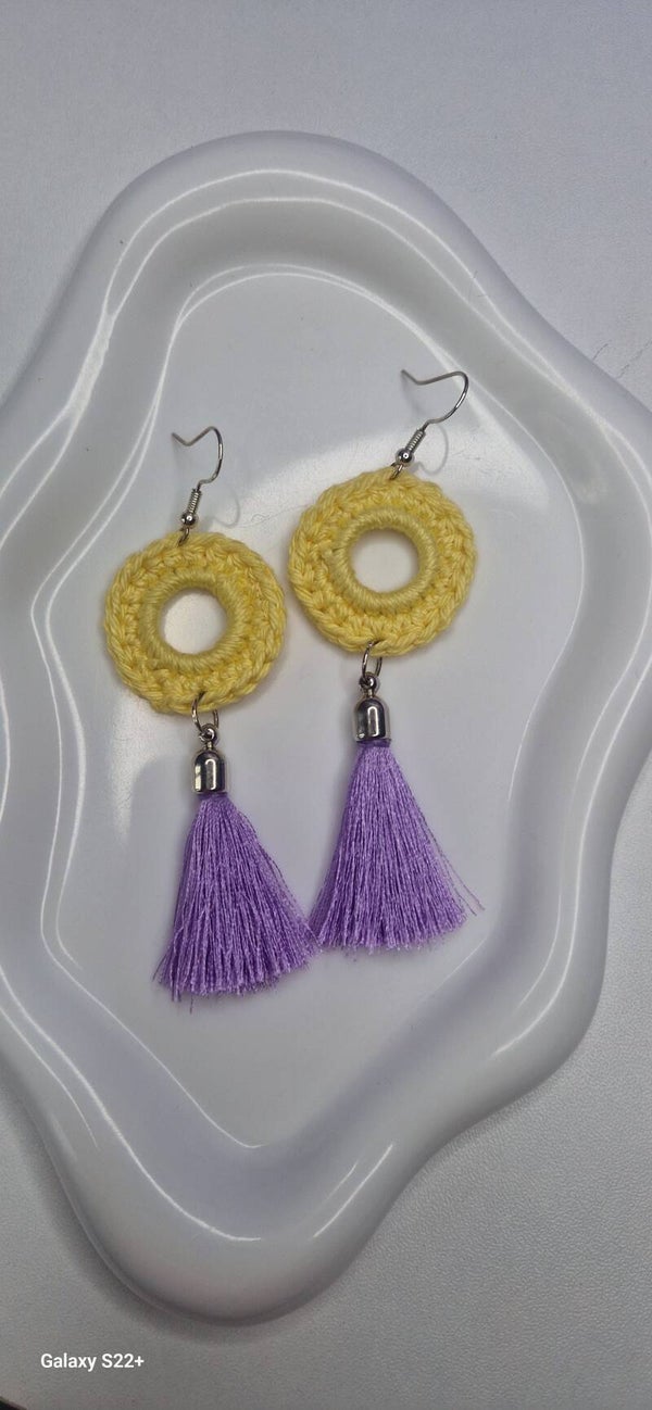 Sommerliche gelbe Creolen mit violetten Quasten – handgemachte Ohrringe.    Summer Yellow Hoop Earrings with Purple Tassels – Handmade Earrings