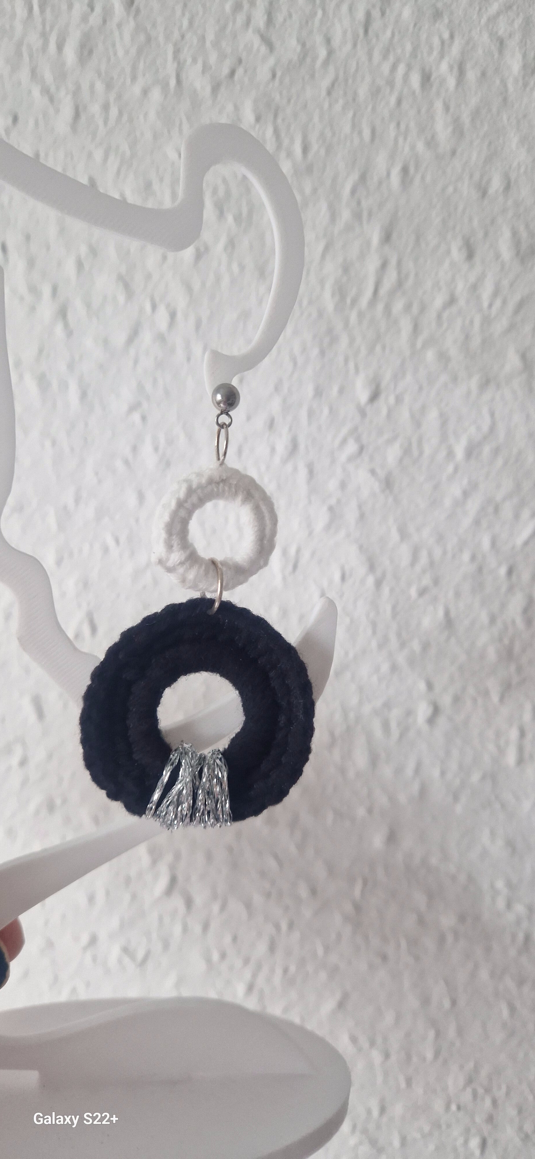 Schwarz-Weiß Eleganz – Statement Ohrringe in Silberoptik.     Black & White Elegance – Statement Earrings with Silver Accent