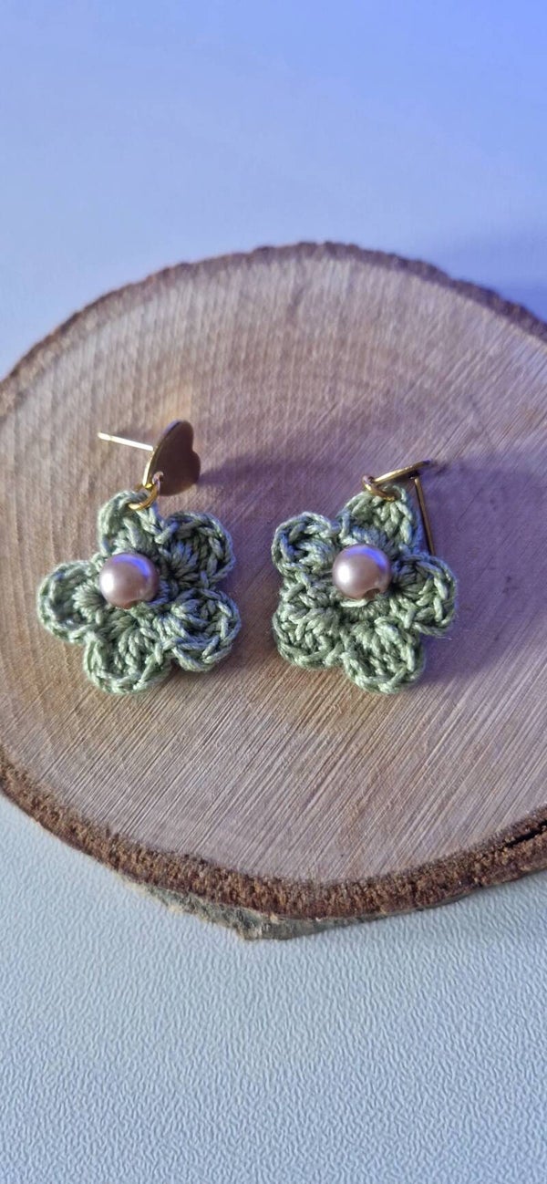 Gehäkelte Blumen-Ohrstecker „Olive Blossom“  Olive Blossom Stud Earrings