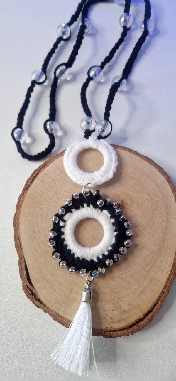 Elegante Häkelkette in Schwarz-Weiß   Black & White Elegance Crochet Necklace