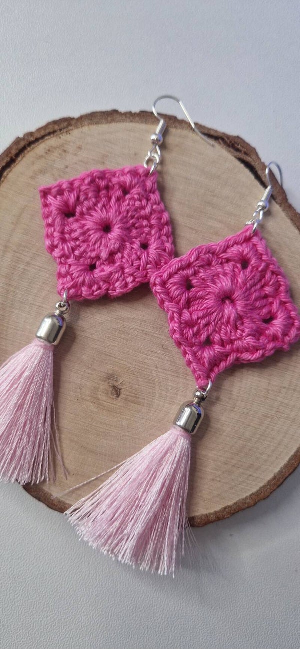 Rosa Granny Square Häkelohrringe mit Quaste  Pink Granny Square Tassel Earrings