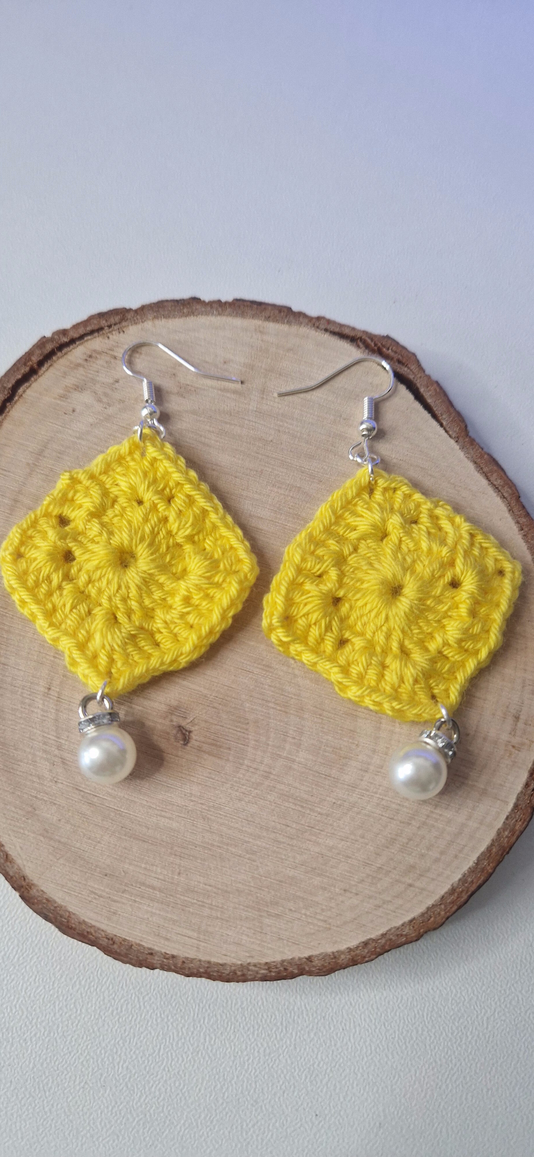 Goldene Granny Square Perlenohrringe