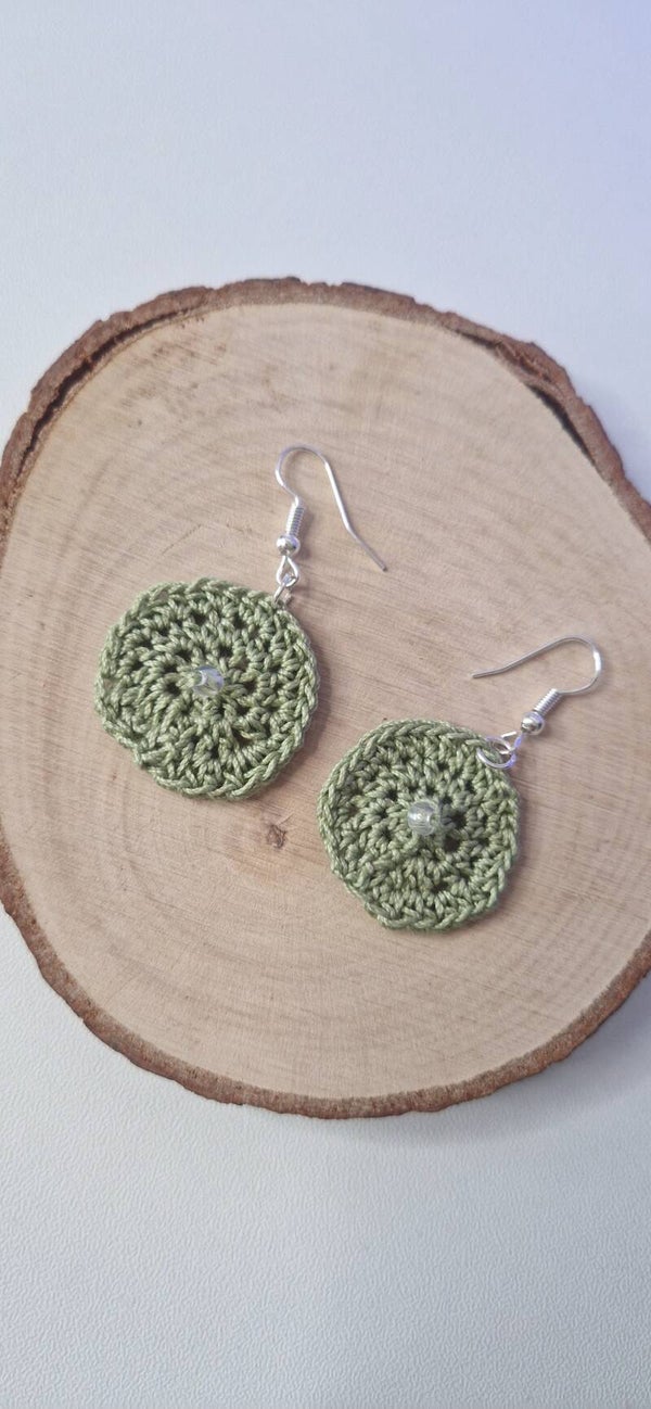 Gehäkelte Ohrringe „Olive Bloom“Handgefertigte gehäkelte Ohrringe in Olivgrün mit Perle – Ohrhaken aus Edelstahl – Leichter eleganter Schmuck