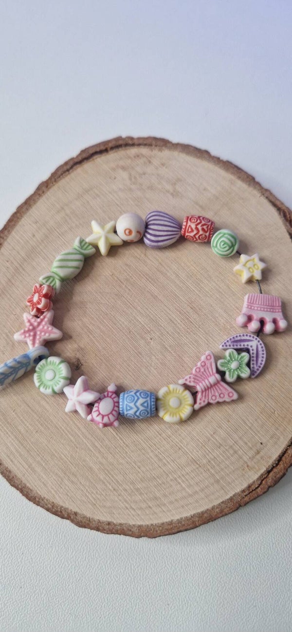Buntes Kinderarmband mit Krone, Schmetterlingen & Herzen – Elastisch